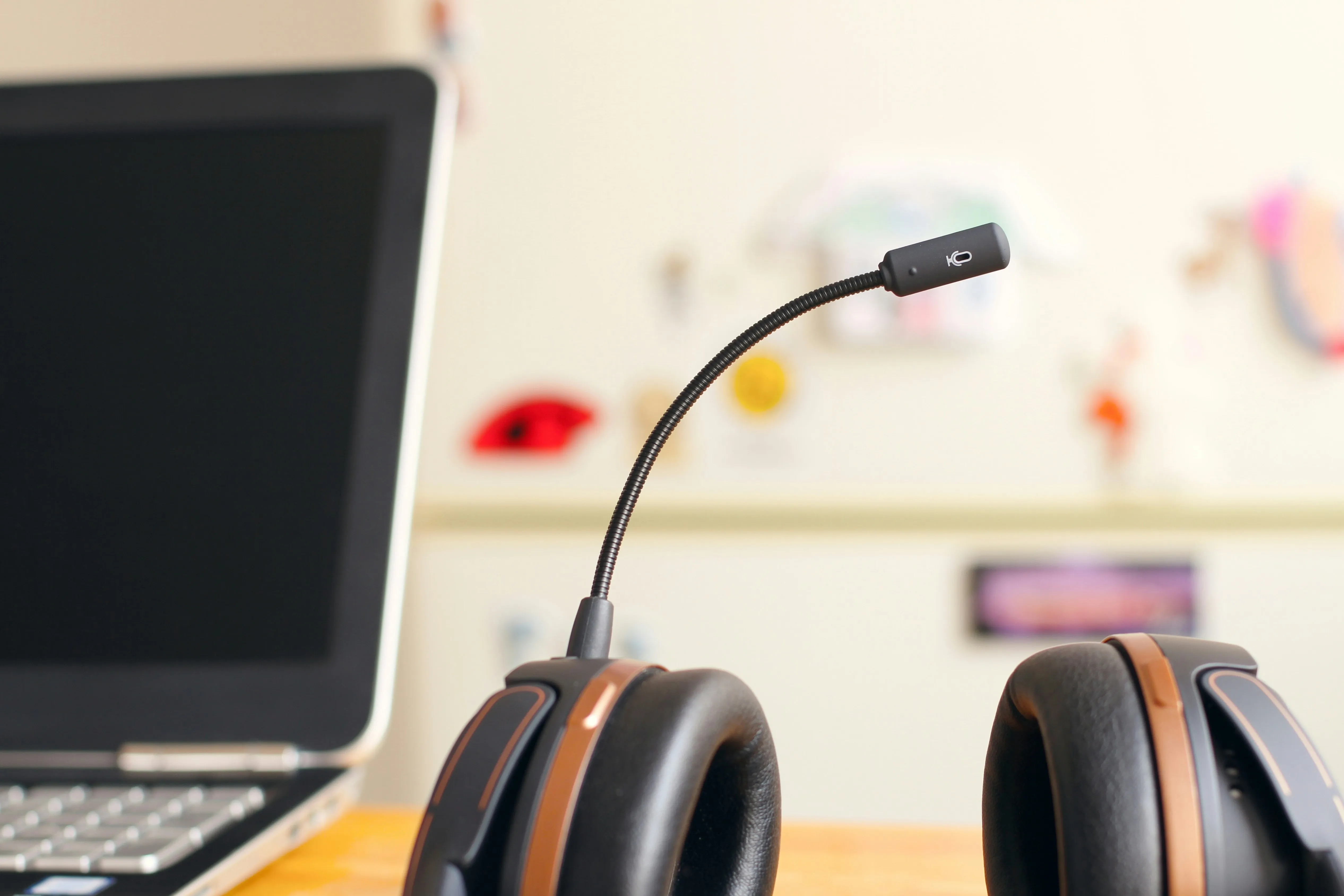 A photograph of a headset used to give online technical support